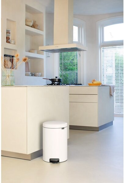 Bijela željezna kanta za smeće s pedalom 20 l NewIcon – Brabantia