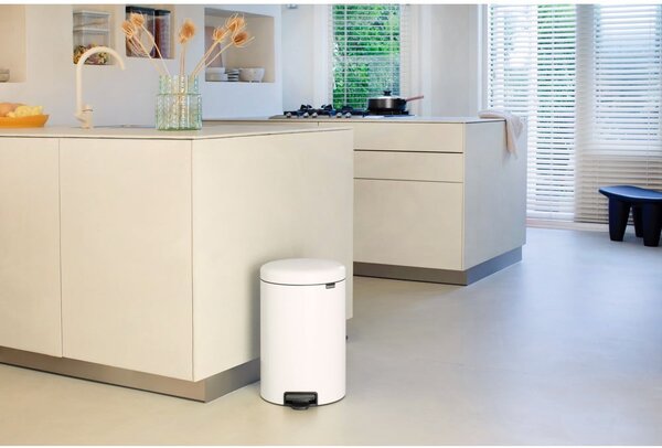 Bijela željezna kanta za smeće s pedalom 20 l NewIcon – Brabantia