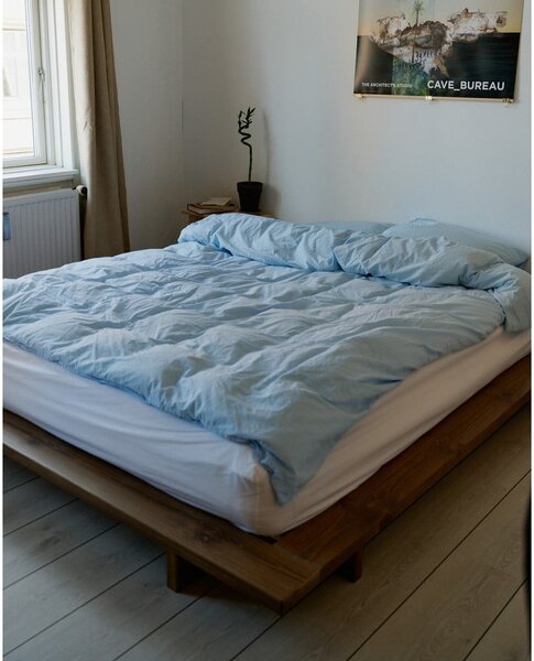 Smeđi krevet od masivnog bora s podnicom 120x200 cm Japan – Karup Design