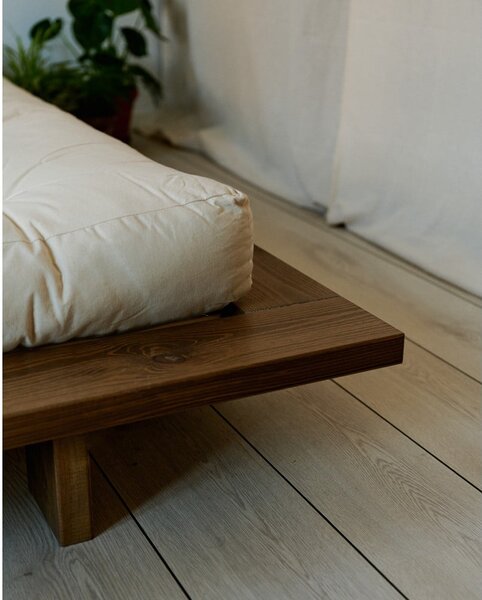 Smeđi krevet od masivnog bora s podnicom 120x200 cm Japan – Karup Design