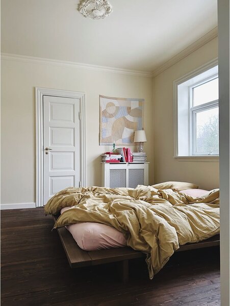 Smeđi krevet od masivnog bora s podnicom 120x200 cm Japan – Karup Design
