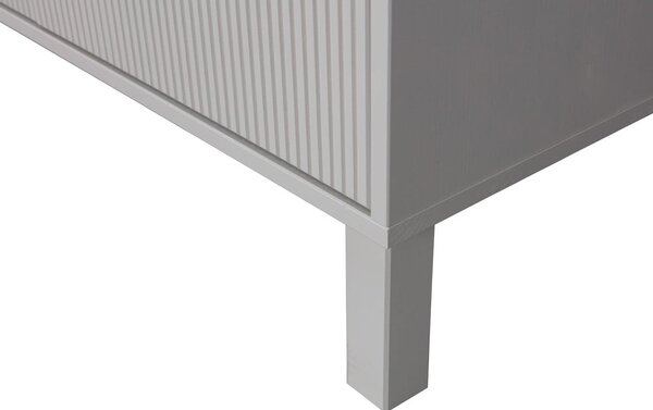 Svijetlo siva niska komoda od masivnog bora 94x91 cm Madu – WOOOD