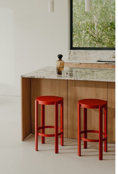 Crvena željezna barska stolica (visine sjedala 65 cm) Doon – noo.ma