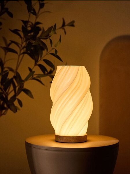 Sinsay - Dekorativna LED stolna lampa s valovitim abažurom