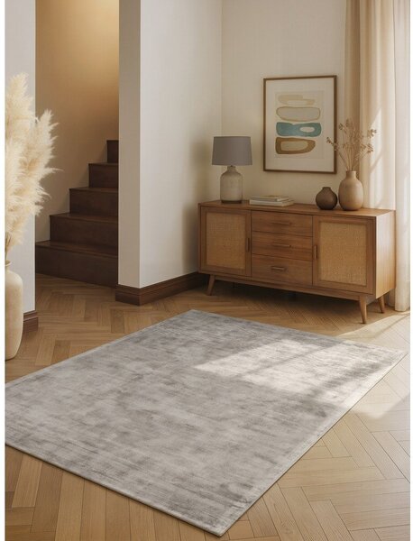 Sivi ručno rađen tepih viskozan 120x180 cm Noemi – Vikosa