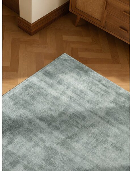 Svijetlo plavi ručno rađen tepih viskozan 80x150 cm Noemi – Vikosa