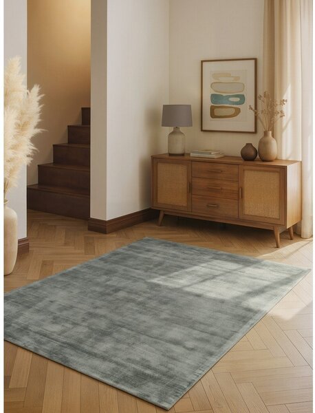Svijetlo plavi ručno rađen tepih viskozan 80x150 cm Noemi – Vikosa