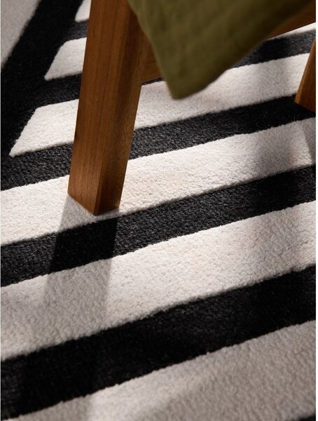 Crno-bijeli ručno rađen vunen tepih 120x180 cm Stryve Noir – Elle Decoration