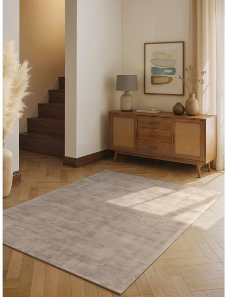 Bež ručno rađen tepih viskozan 120x180 cm Noemi – Vikosa