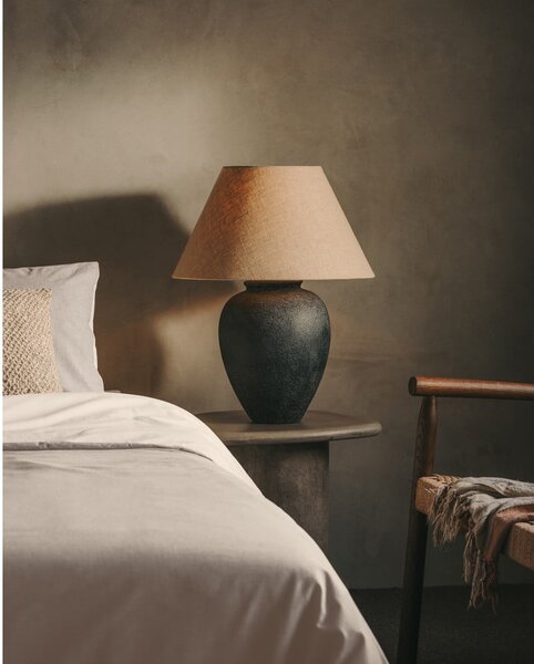 Crna/bež stolna lampa s tekstilnim sjenilom (visina 60 cm) Mercadal – Kave Home