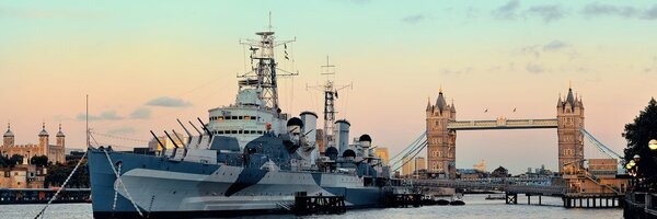 Slika divni brod na rijeci Temzi u Londonu