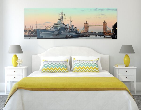 Slika divni brod na rijeci Temzi u Londonu