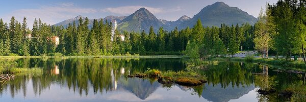 Slika prekrasna planinska panorama kraj jezera