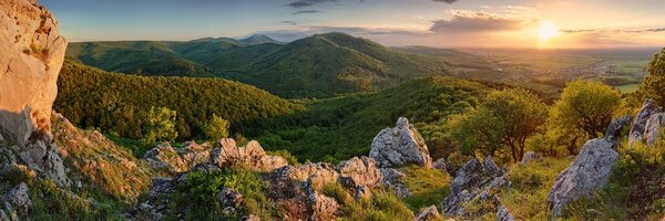 Slika priroda obasjana suncem