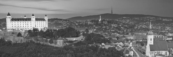 Slika večer u Bratislavi u crno-bijelom dizajnu