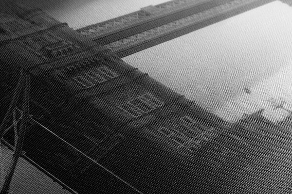 Slika zalazak sunca nad Tower Bridge u crno-bijelom dizajnu