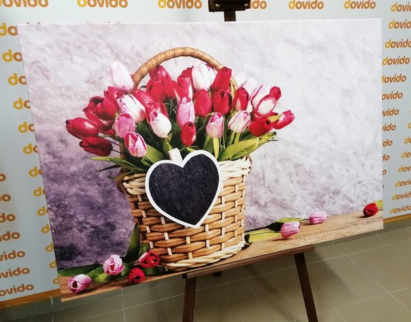 Slika crveni tulipani u drvenoj košari