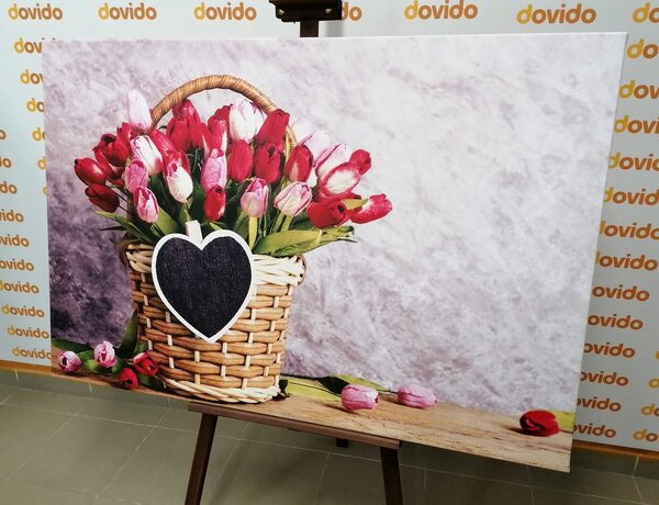 Slika crveni tulipani u drvenoj košari