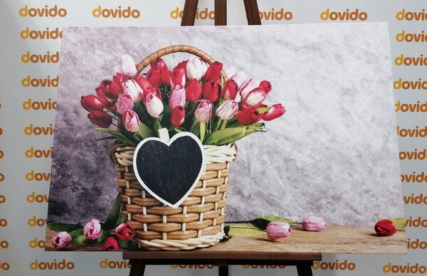 Slika crveni tulipani u drvenoj košari