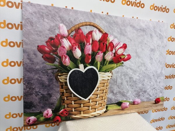 Slika crveni tulipani u drvenoj košari