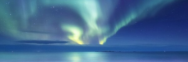 Slika polarna svjetlost iznad oceana