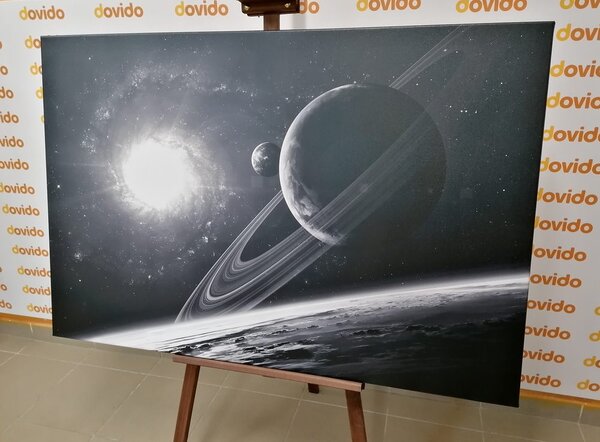 Slika planeta u svemiru u crno-bijelom dizajnu