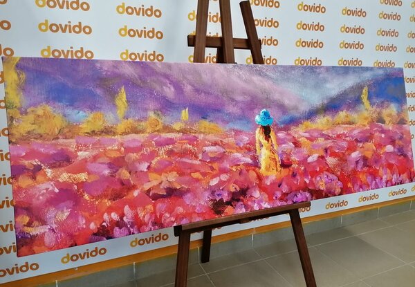 Slika djevojka u žutoj haljini u polju lavande