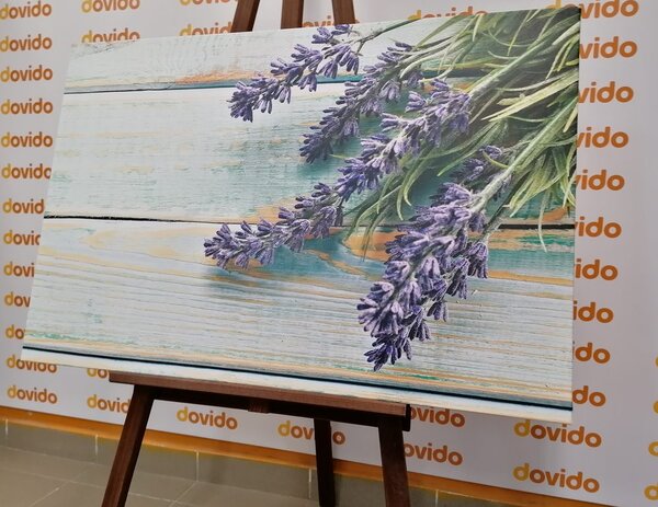 Slika lavanda na drvenoj pozadini