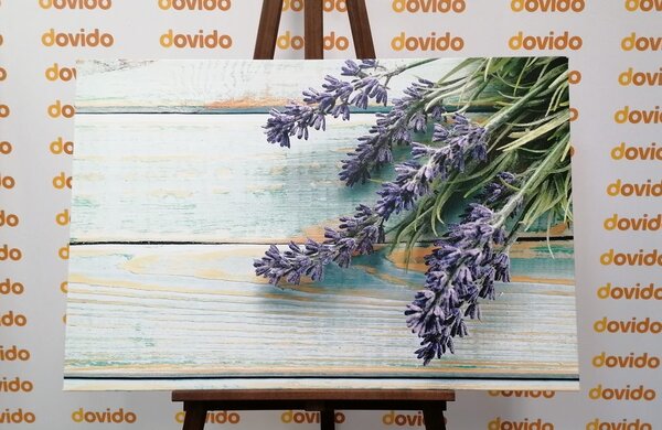 Slika lavanda na drvenoj pozadini