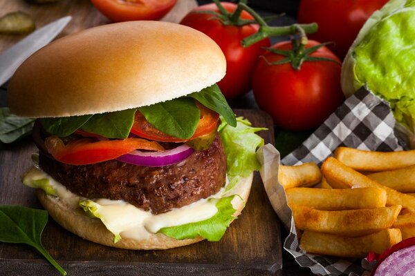 Slika hamburger s pomfrijem
