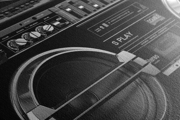 Slika disco radio iz 90-ih godina u crno-bijelom dizajnu