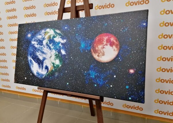Slika planet Zemlja i crveni Mjesec