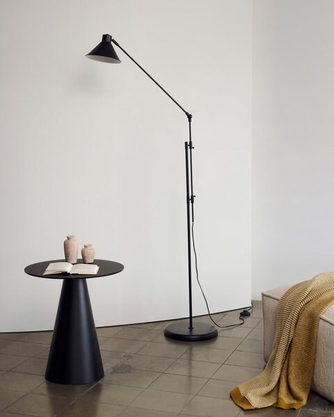 Crna stojeća svjetiljka s metalnim sjenilom (visina 220 cm) Dione – Kave Home