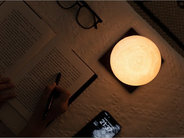 Tamno smeđa LED stolna lampa od punog oraha (visina 13 cm) Smart LunaSpin – Gingko